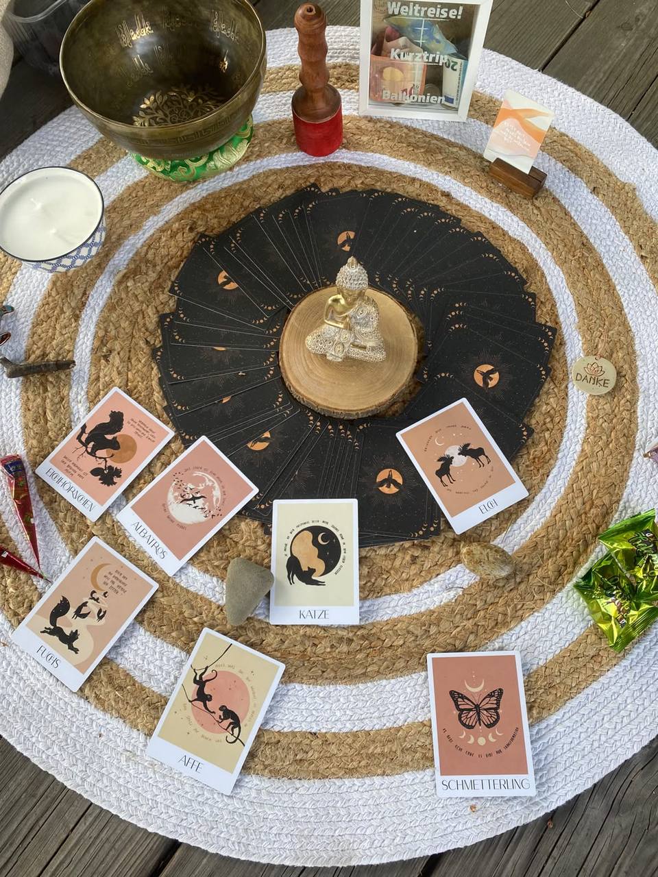 Kartenkreis, Klangschale und Kerzen auf einer Terrasse beim Day Retreat